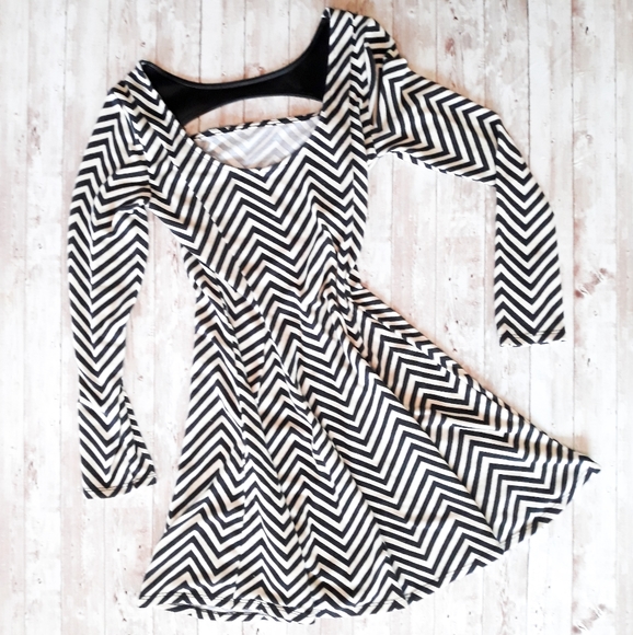 Forever 21 Dresses & Skirts - Black & White Chevron Mini (Can Be Worn Two Ways)